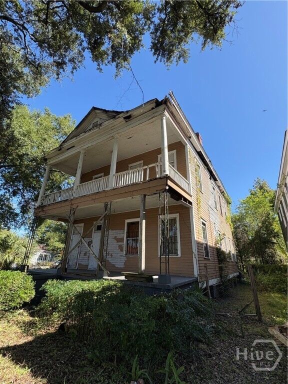 Property Photo: 1706 Barnard Street GA 31401