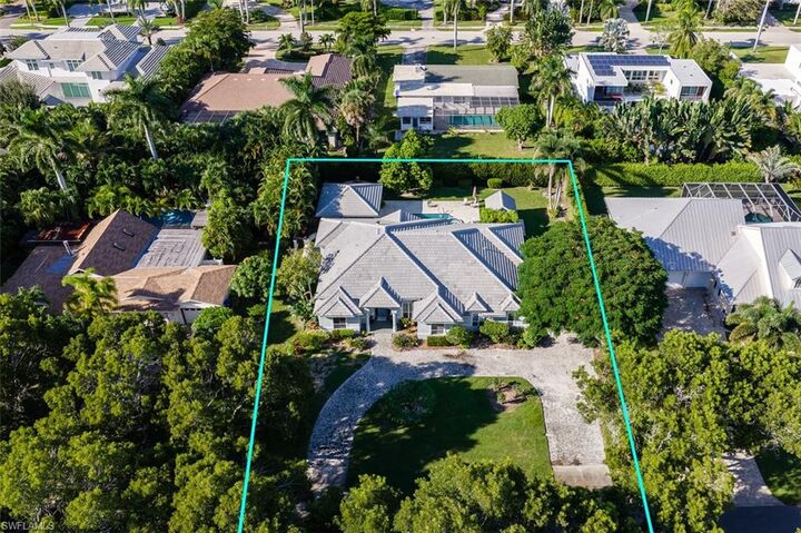 Property Photo:  565 Coral Dr  FL 34102 