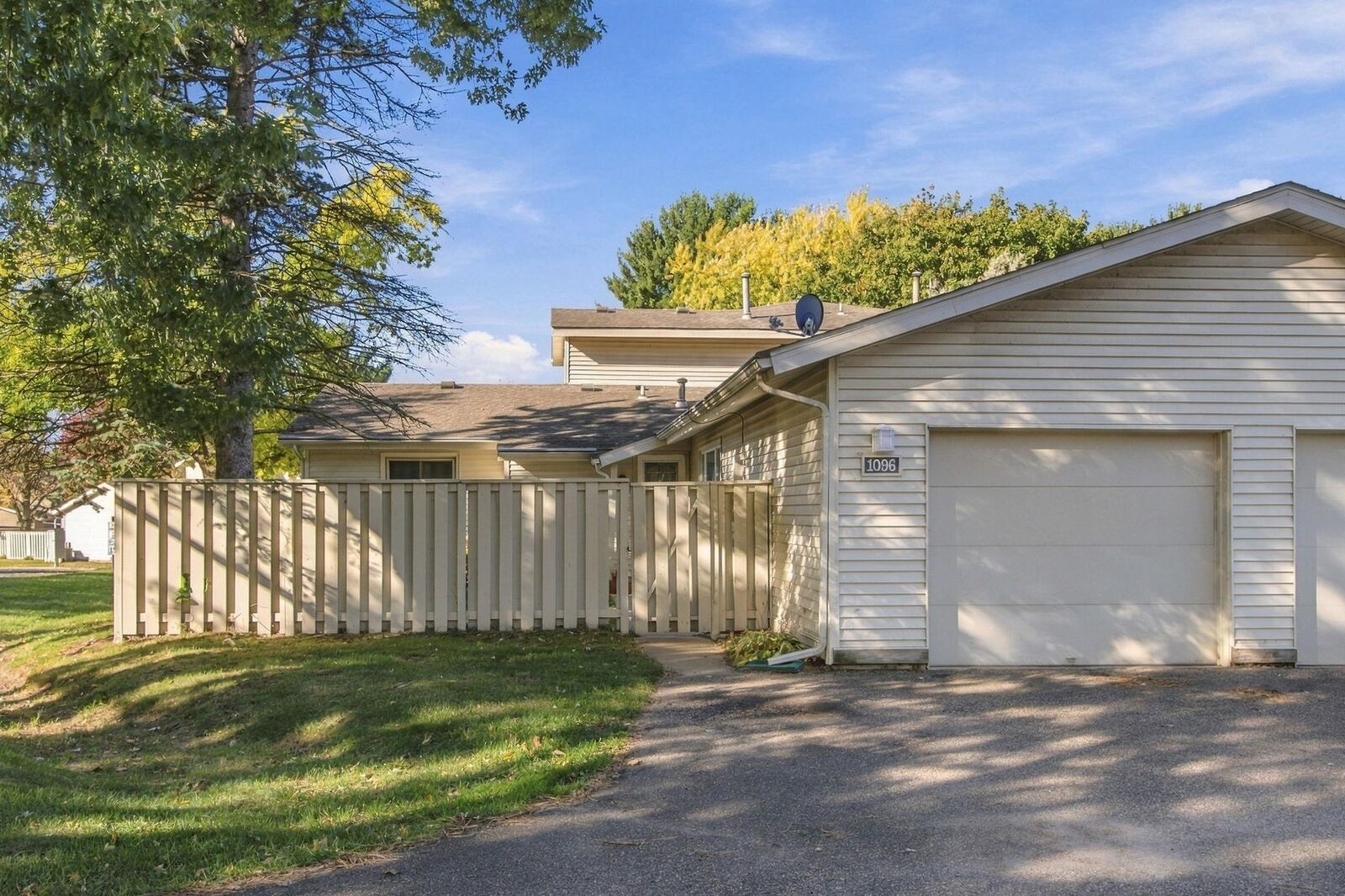 Property Photo:  1096 Carmel Court  MN 55126 