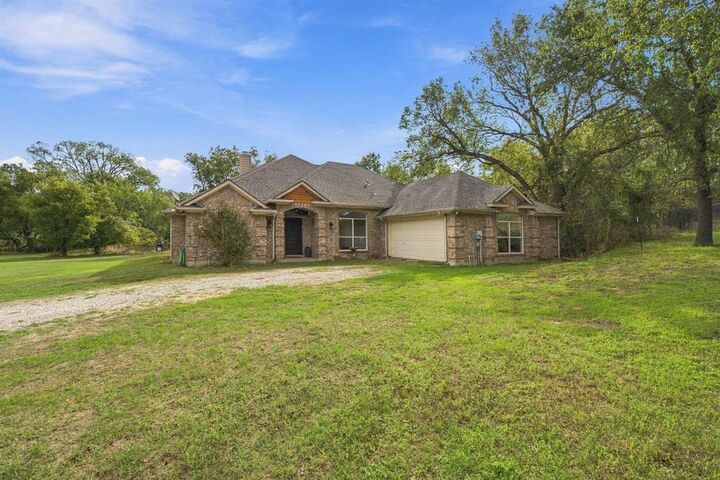 Property Photo:  502 Three Skillet Road  TX 76082 