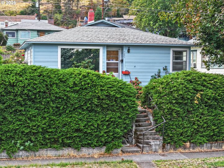 Property Photo: 722.5 E 13th St OR 97058