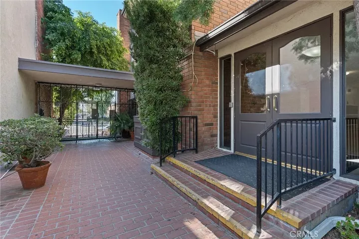 Property Photo:  5440 Lindley Avenue 302  CA 91316 