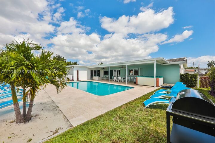Property Photo: 614 S Crescent Dr FL 33021