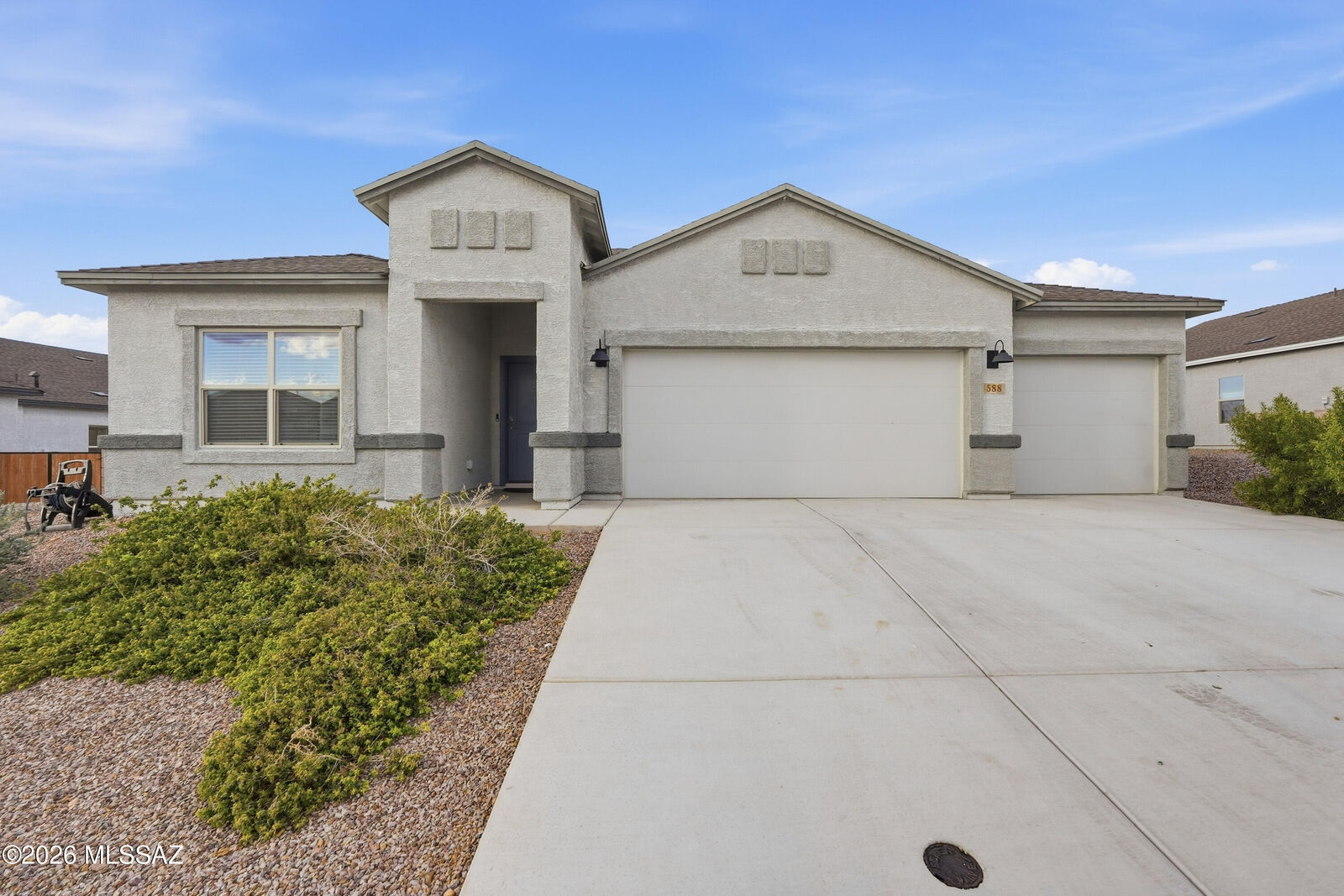 Property Photo: 588 W Woodward Street AZ 85641