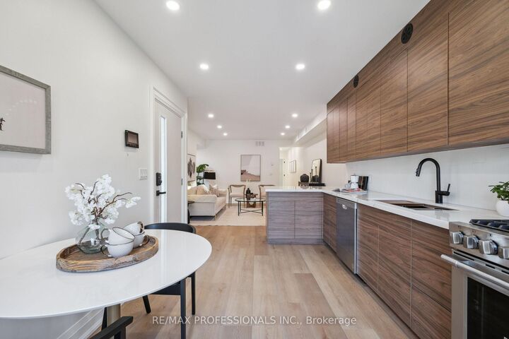 Property Photo:  134 Argyle Street 2nd Flr  ON M6J 1N9 