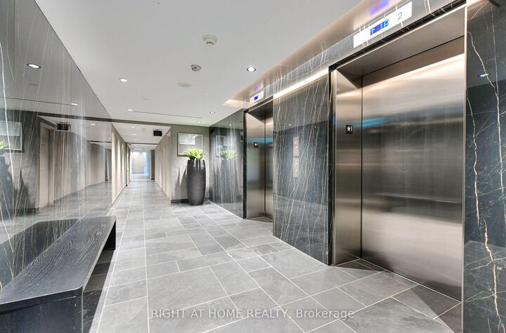 Property Photo:  95 Bathurst Street 422  ON M5V 0H7 