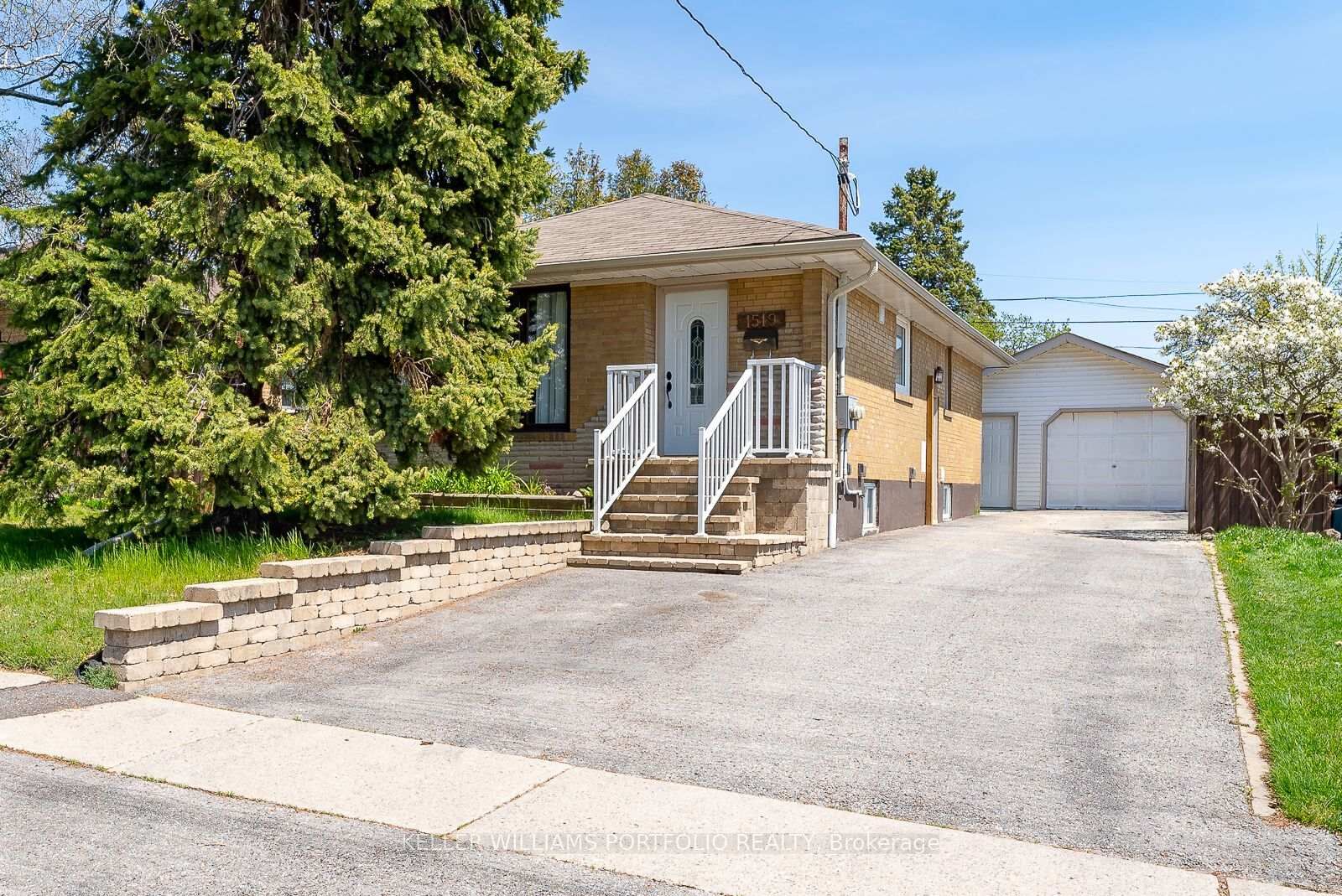 Property Photo:  1519 Lakeside Street Main Flr  ON L1J 3Y4 