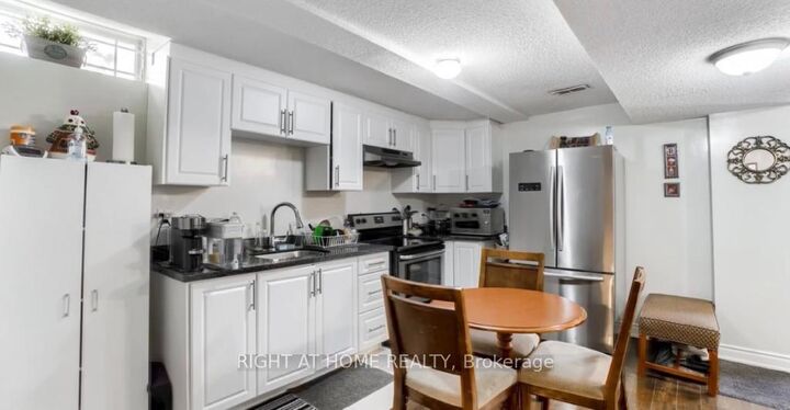 Property Photo:  5967 Leeside Crescent Bsmt  ON L5M 5L9 