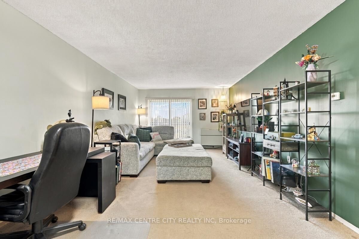Property Photo:  858 Commissioners Road E 506  ON N6C 5Y5 