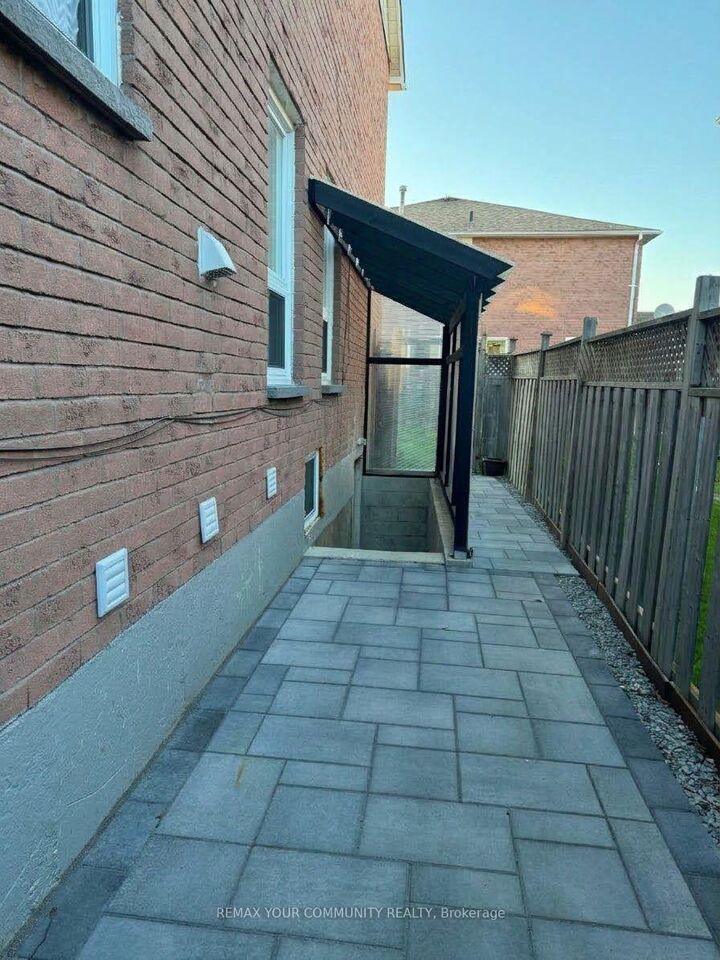 Property Photo:  533 Gardenview Square Bsmt  ON L1V 4R7 