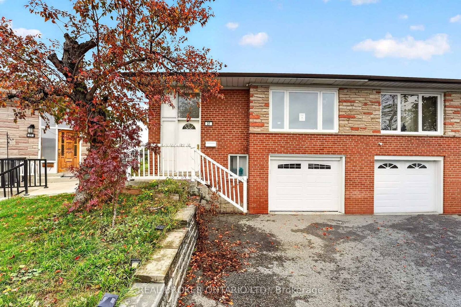 Photo de la propriété:  27 Vange Crescent  ON M9V 3N6 