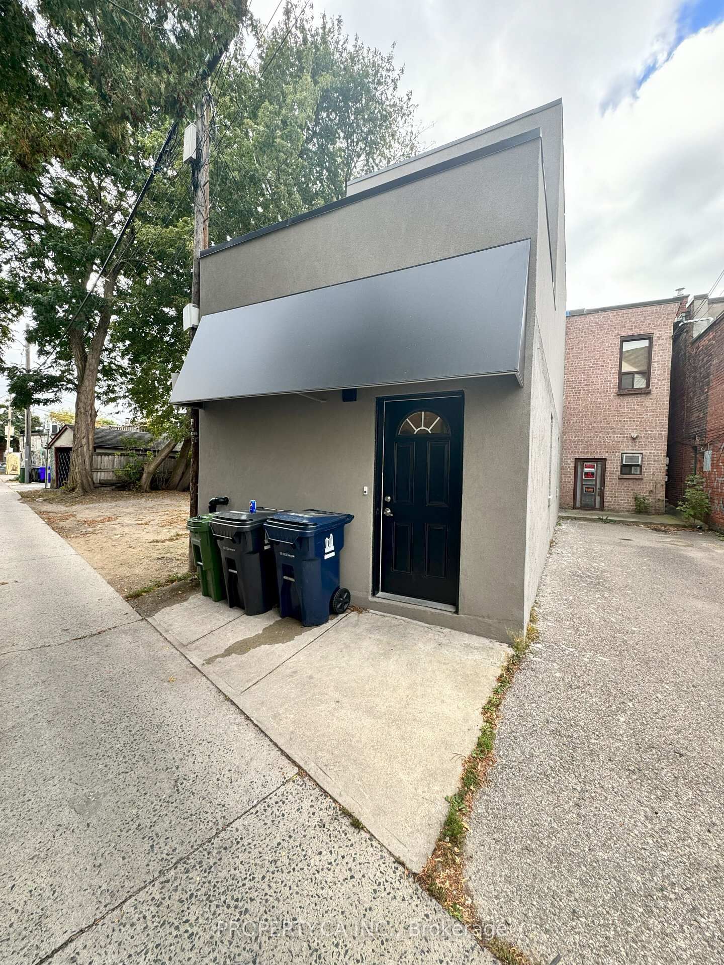 Property Photo:  3100 Dundas Street W 2  ON M6P 1Z8 