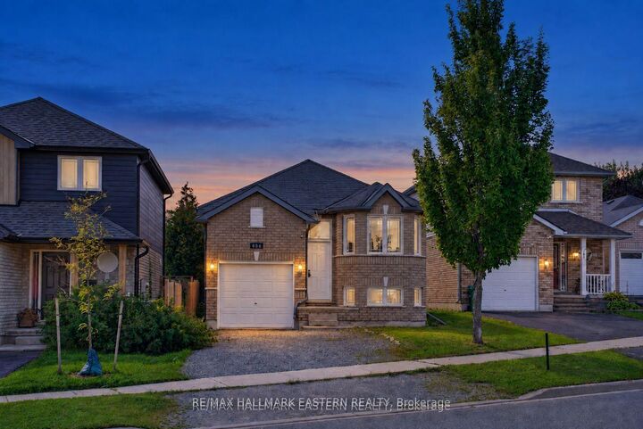 Photo de la propriété:  656 Clancy Crescent  ON K9K 2S3 