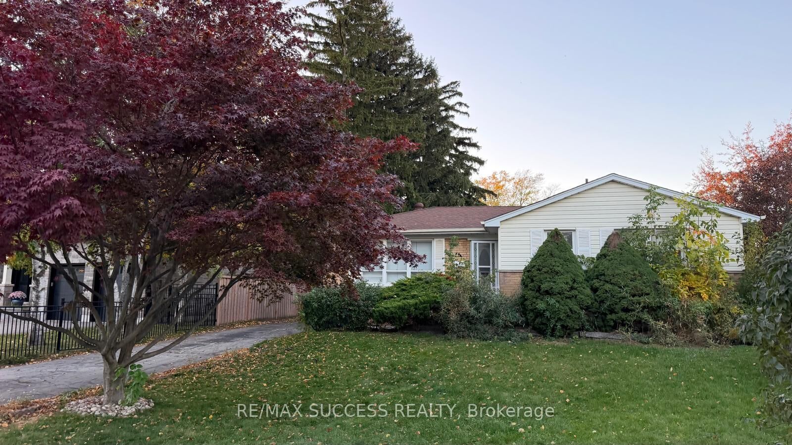 Property Photo:  541 Wingrove Crescent N  ON L6L 4R7 
