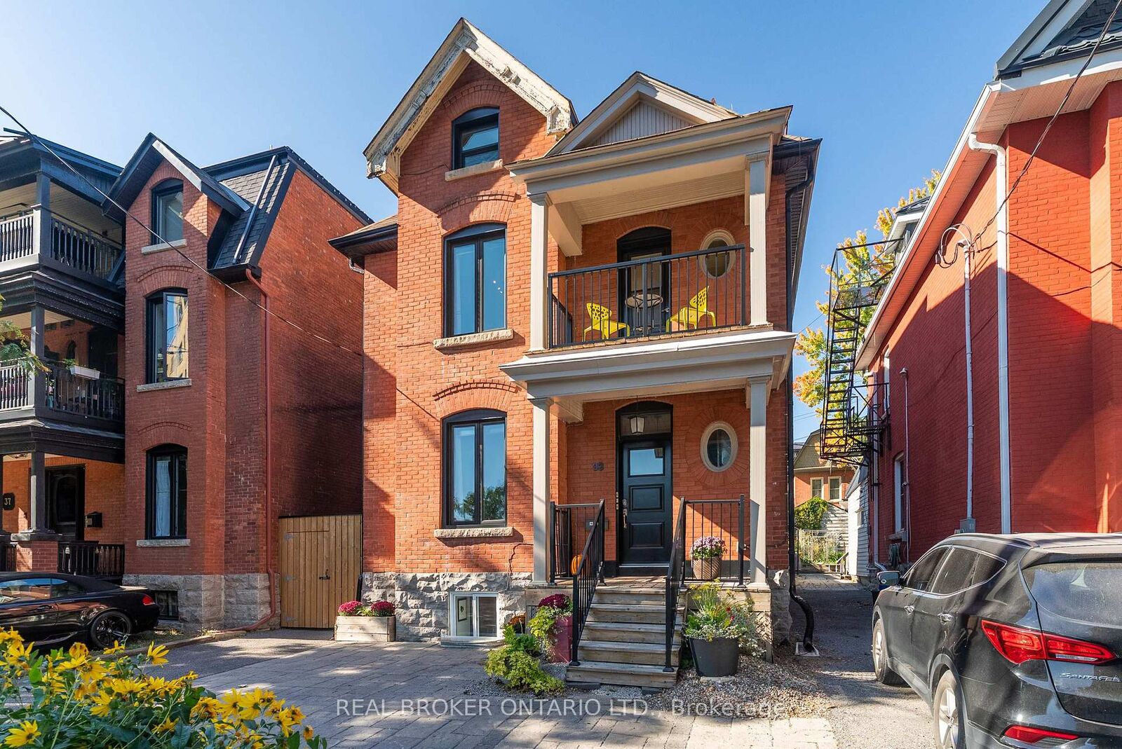 Property Photo: 33 Argyle Avenue ON K2P 1B3