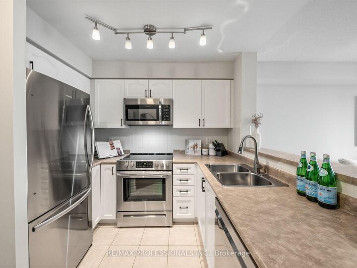 Property Photo:  7 Michael Power Place 509  ON M9A 0A4 