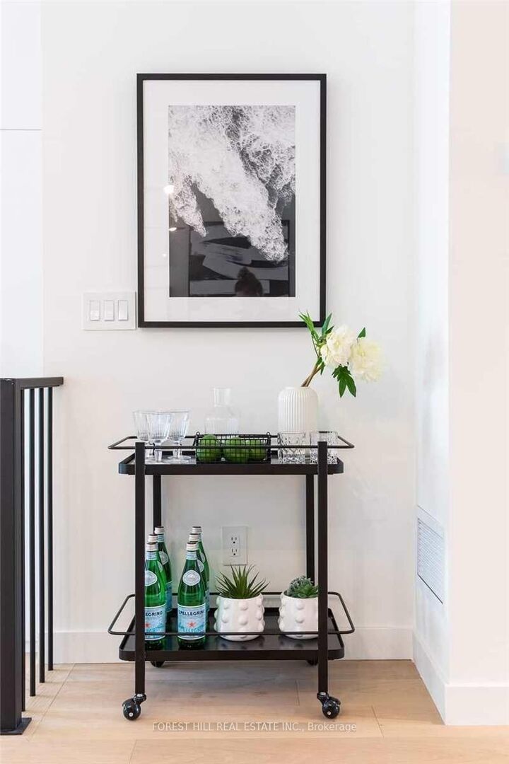 Photo de la propriété:  433B Deloraine Avenue  ON M5M 2B9 