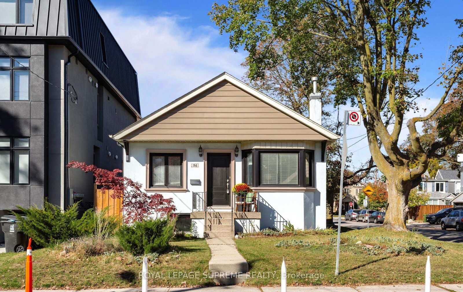 Property Photo:  54 East Drive  ON M6N 2N9 