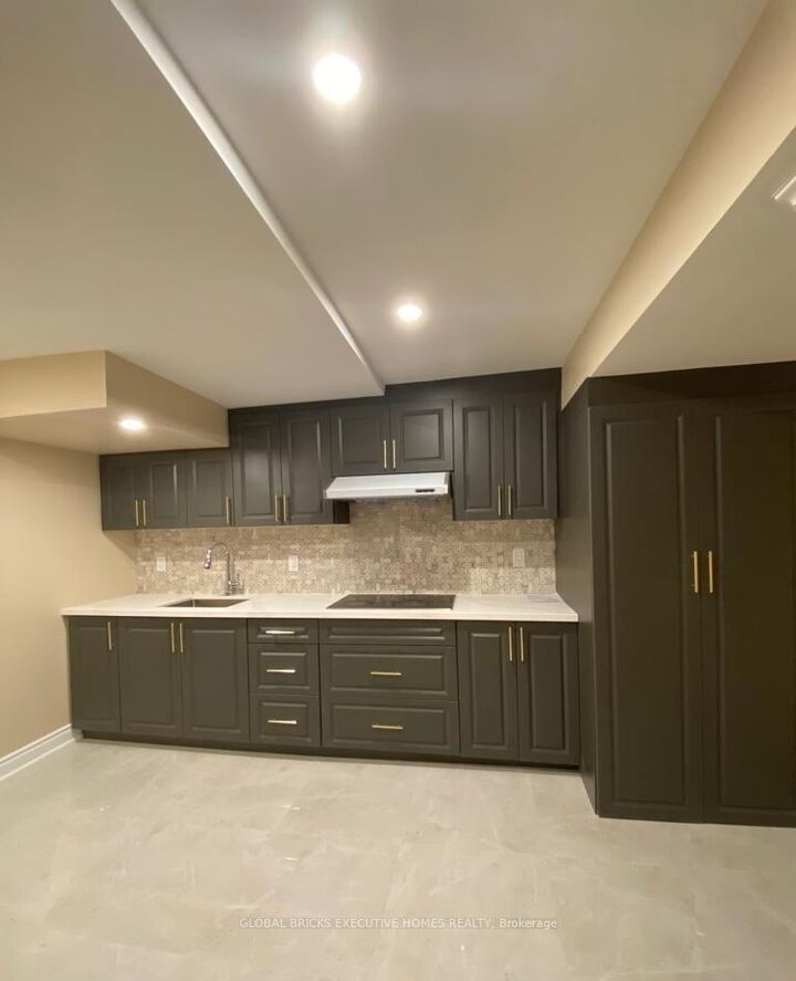 Property Photo:  5825 Fieldon Road Lower  ON L5M 5K1 