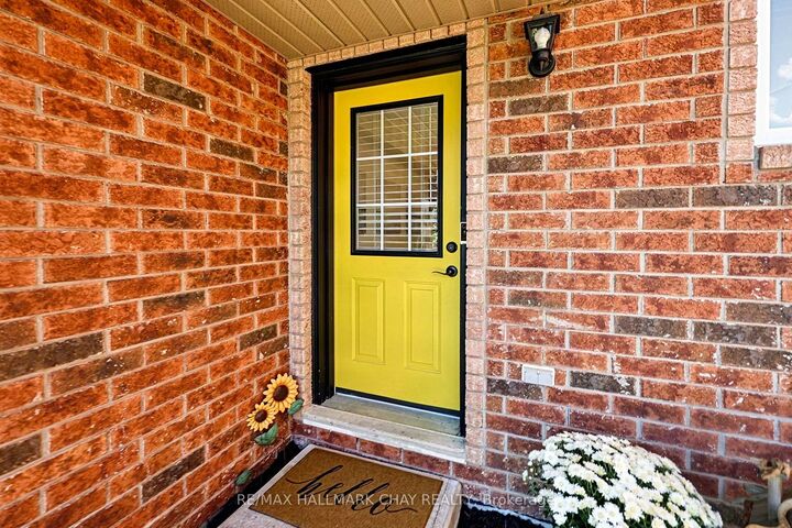 Property Photo:  38 Kenwell Crescent 3  ON L4N 0Z6 