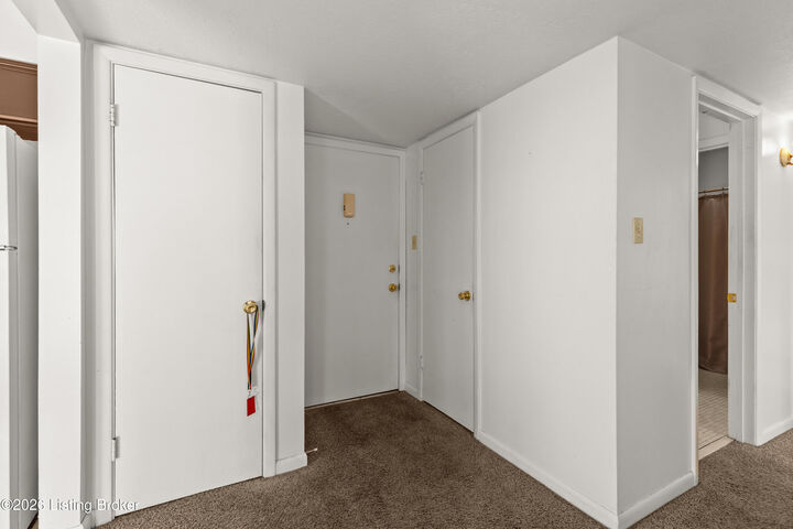 Property Photo:  1935 Gardiner Ln H 121  KY 40205 