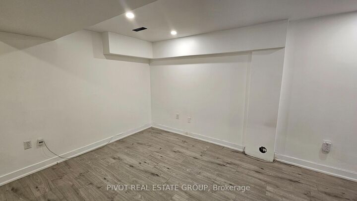 Property Photo:  1379 Freeport Drive Bsmt  ON L5C 1S5 