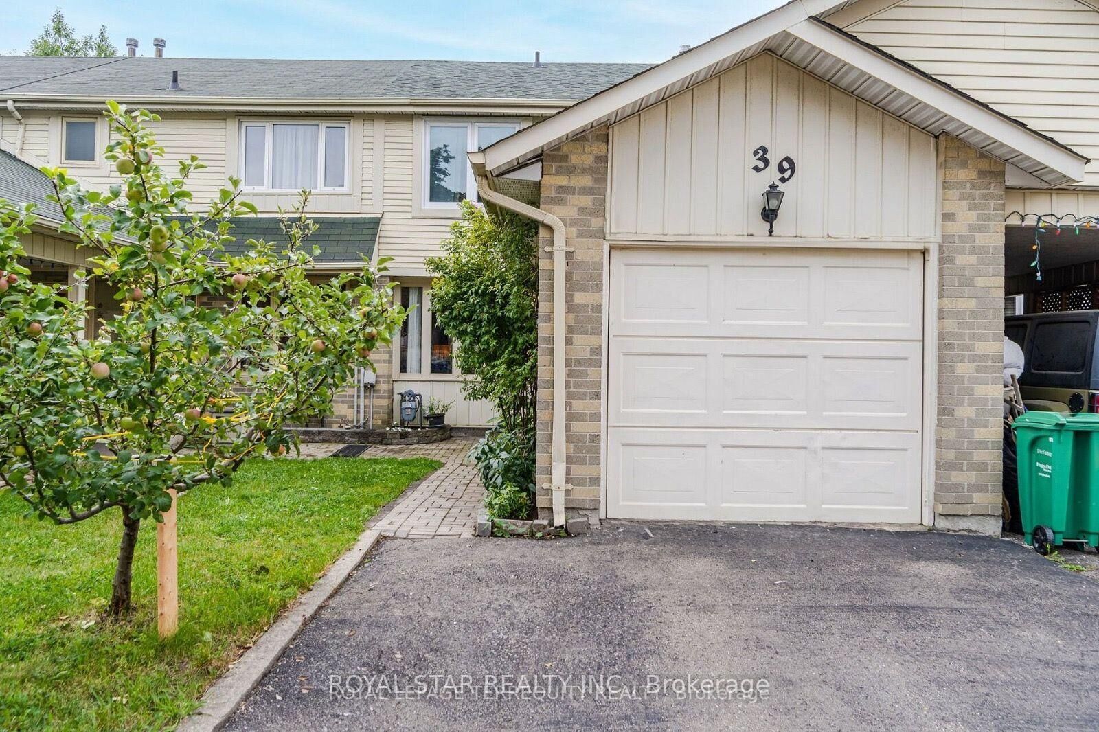 Property Photo:  39 Courtleigh Square  ON L6Z 1J2 