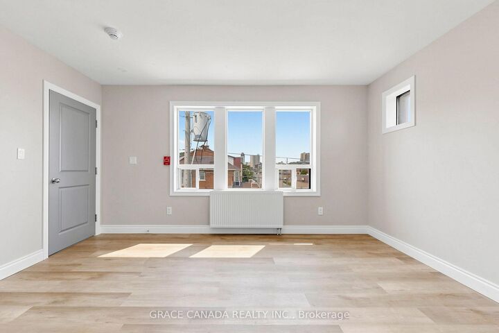 Property Photo:  71 Sanford Avenue S Unit 11  ON L8M 2G7 