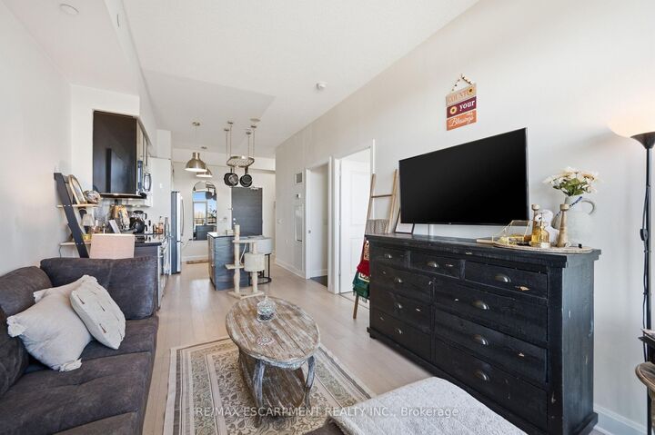 Property Photo: 33 Shore Breeze Drive 3703 ON M8V 0G1