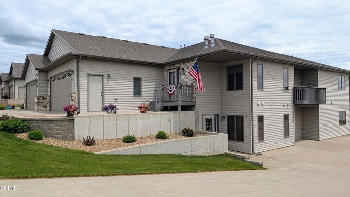 Property Photo:  1301 N 33rd Street 3  ND 58501 
