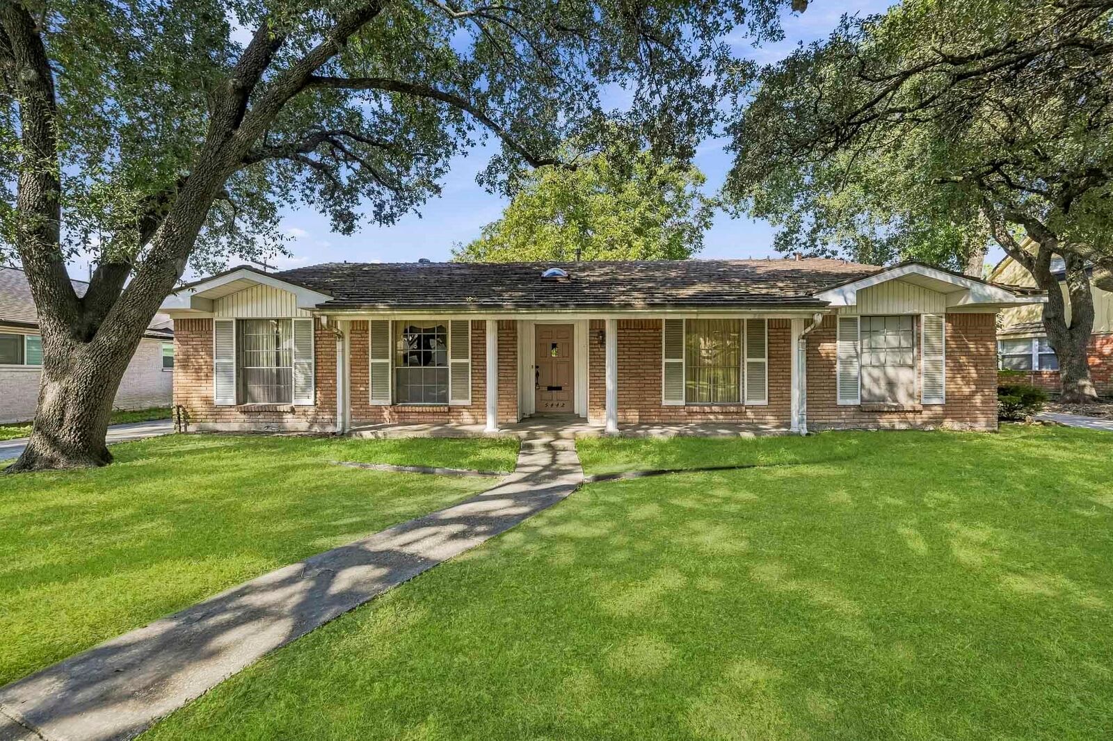 Property Photo: 5442 Queensloch Drive TX 77096