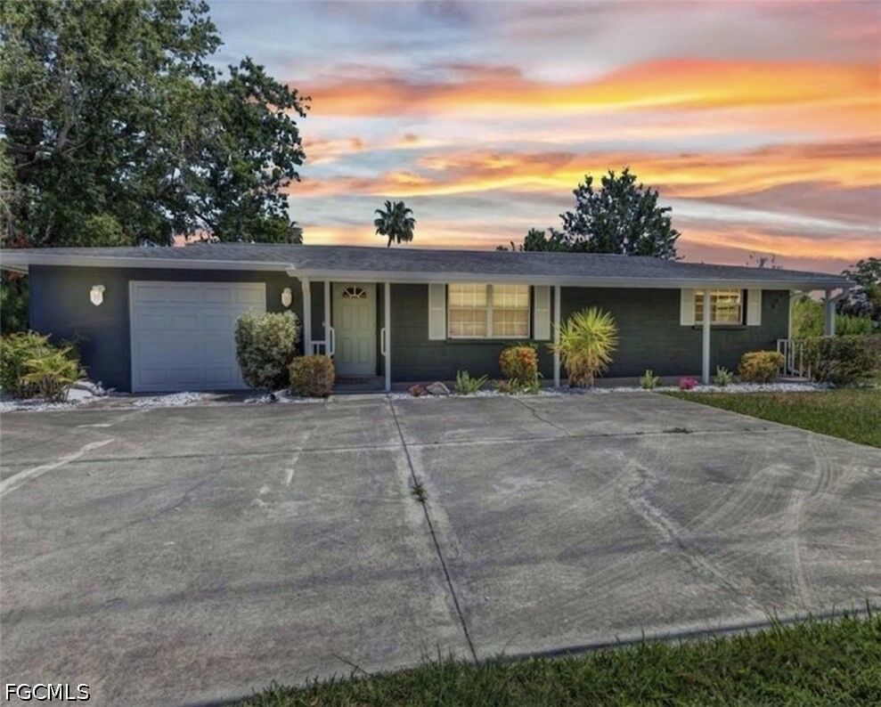 Property Photo: 646 Aqui Esta Drive FL 33950
