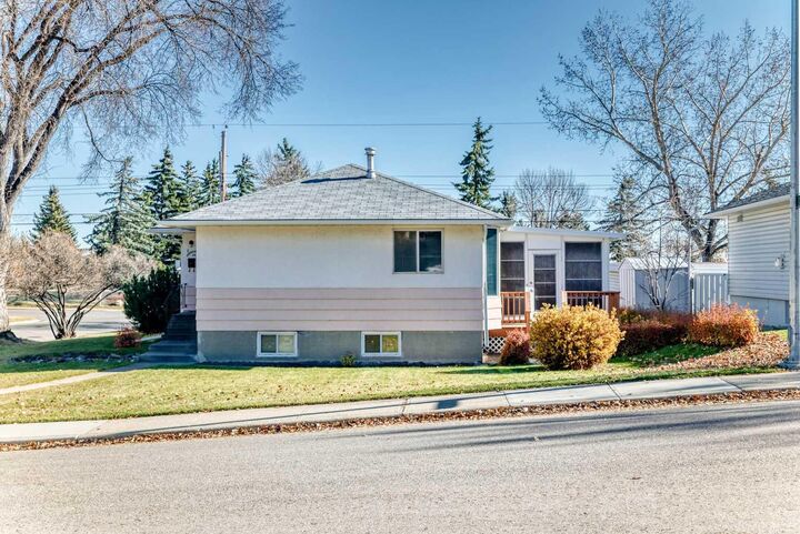 Property Photo:  3 Croydon Road NW  AB T2K 1S4 