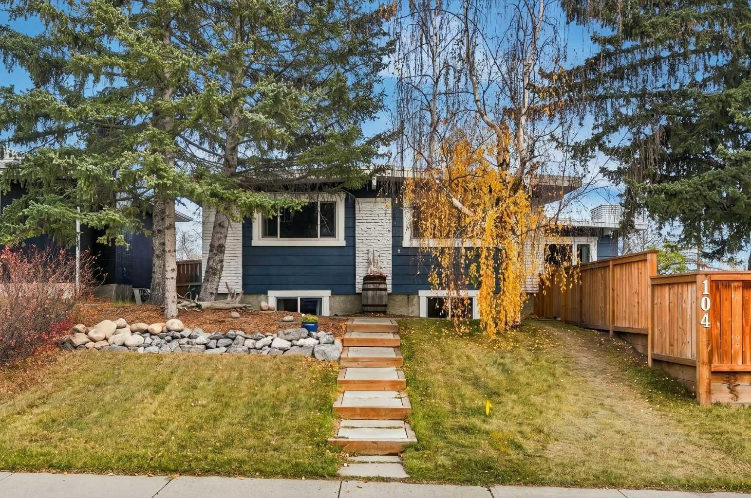 Property Photo:  104 Cantree Place SW  AB T2W 2K2 