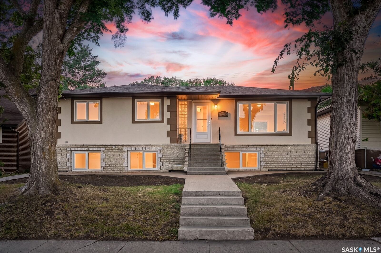 Property Photo:  517 O Avenue N  SK S7L 2V4 