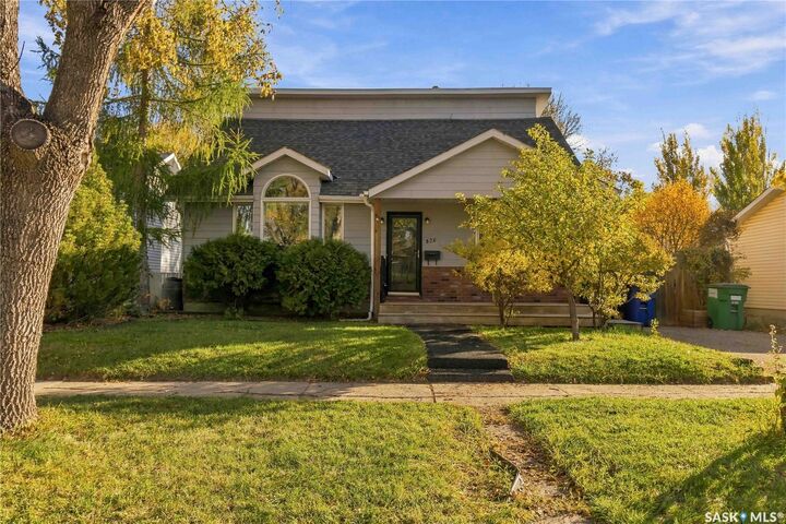Property Photo: 826 I Avenue N SK S7L 2H3