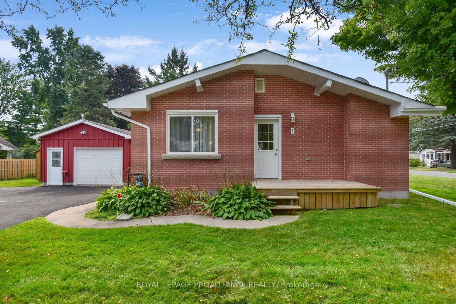 Property Photo:  3 Geneva Court  ON K6V 1M7 