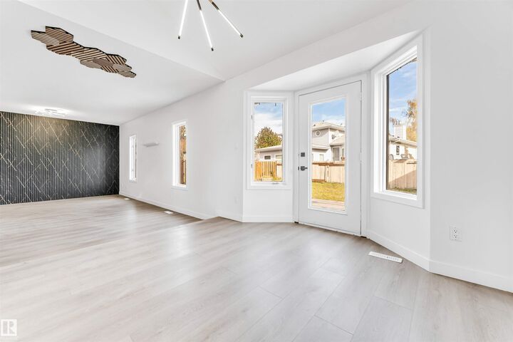 Property Photo:  3003 36 Street NW  AB T6L 4N5 