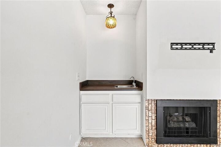 Property Photo: 18631 Collins Street 30 CA 91356