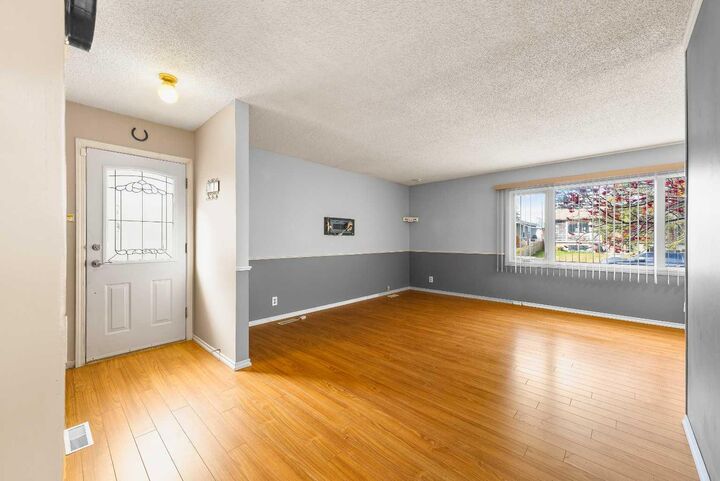 Property Photo:  272 Huntington Close NE  AB T2K 5B3 