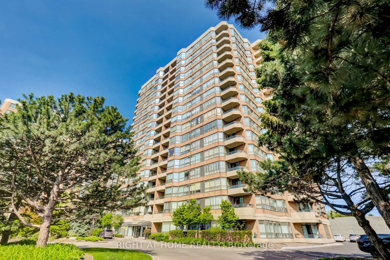 Property Photo:  268 Ridley Boulevard 611  ON M5M 4N3 