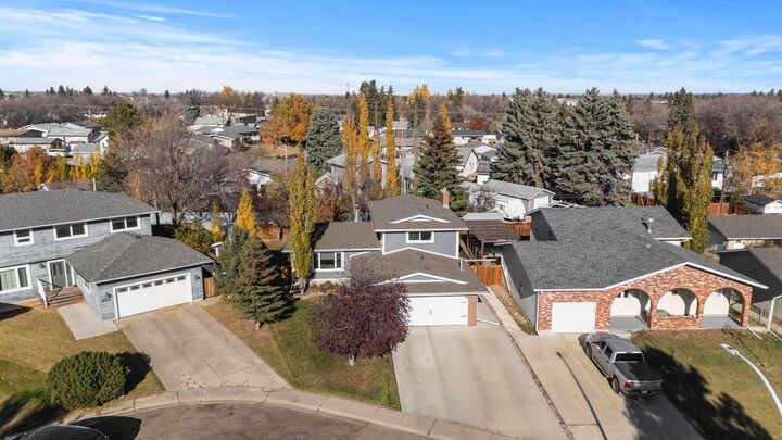 Property Photo: 6310 43A Avenue Close AB T4V 3N3