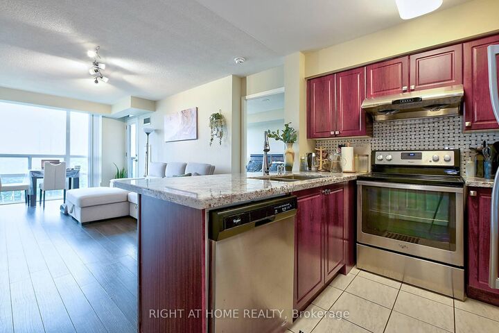 Property Photo:  68 Grangeway Avenue 1612  ON M1H 0A1 