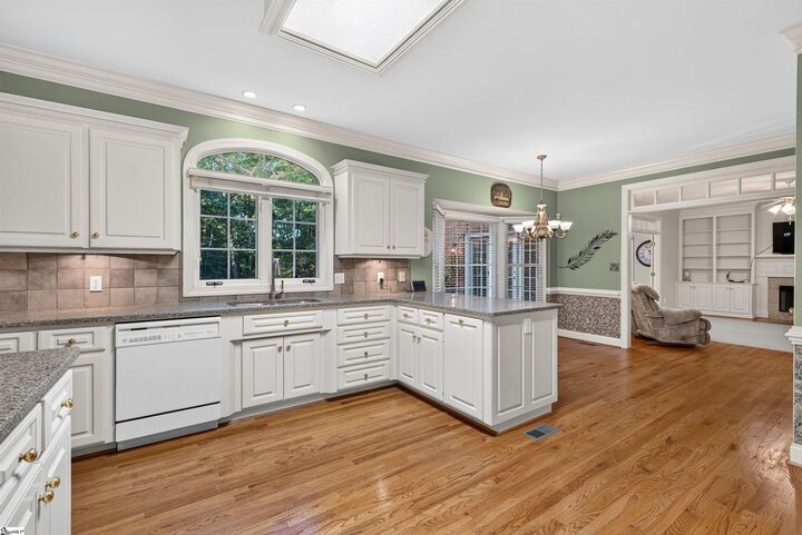 Property Photo: 833 Oakcrest Road SC 29301