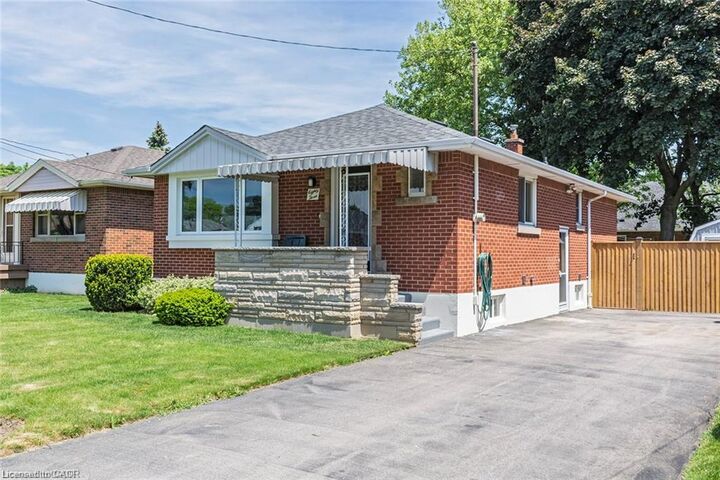Property Photo:  83 Fernwood Crescent Upper  ON L8T 3L2 