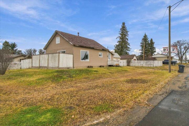 Property Photo:  9904 101 Avenue  AB T0H 2C0 
