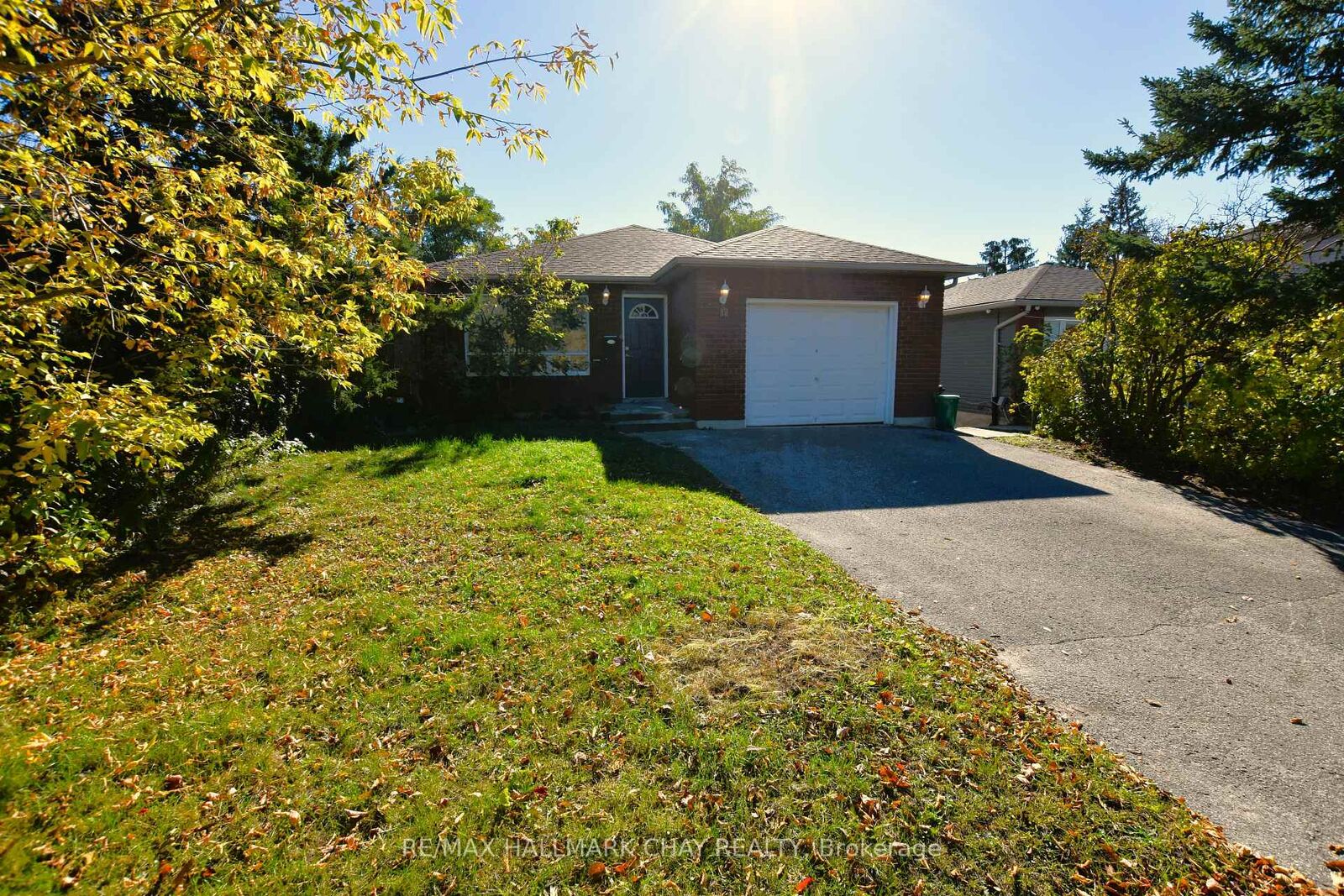 Property Photo:  19 Broadfoot Road Upper  ON L4N 5K6 