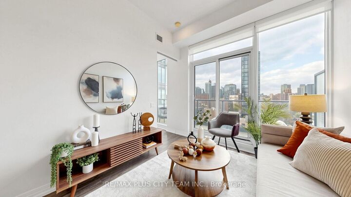 Property Photo: 251 Jarvis Street 1903 ON M5B 0C3