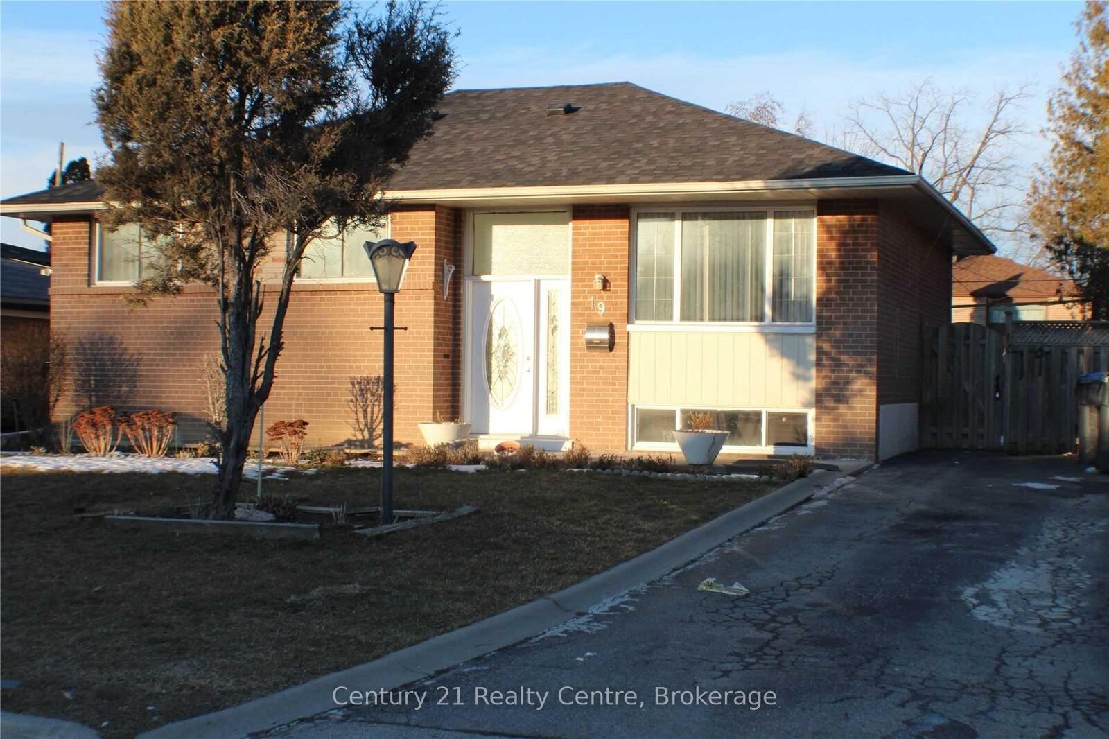 Property Photo: 19 Athlone Avenue Upper Lvl ON L6T 2N5