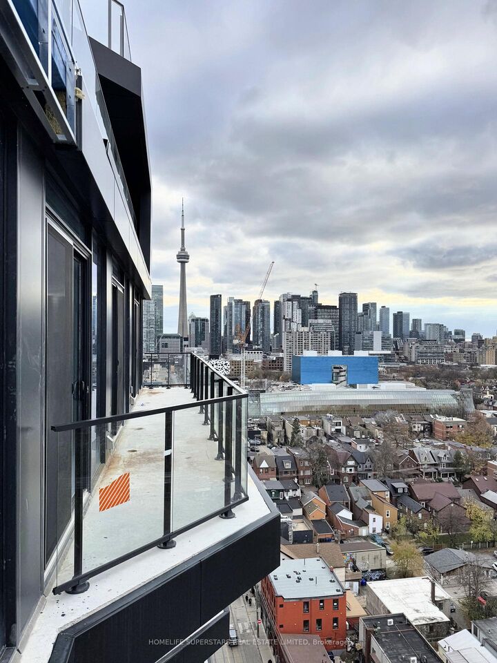 Property Photo:  195 McCaul Street 1713  ON M5T 0E5 